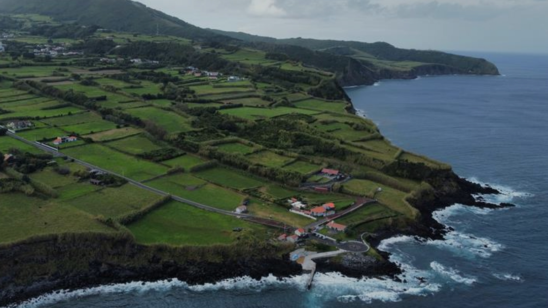 Trabalhos de instalação do cabo submarino prosseguem nas Flores