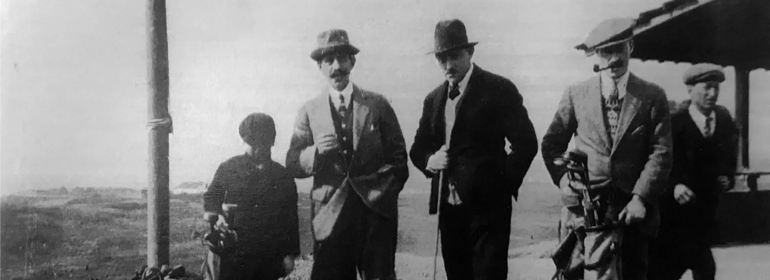 homens a jogar golfe